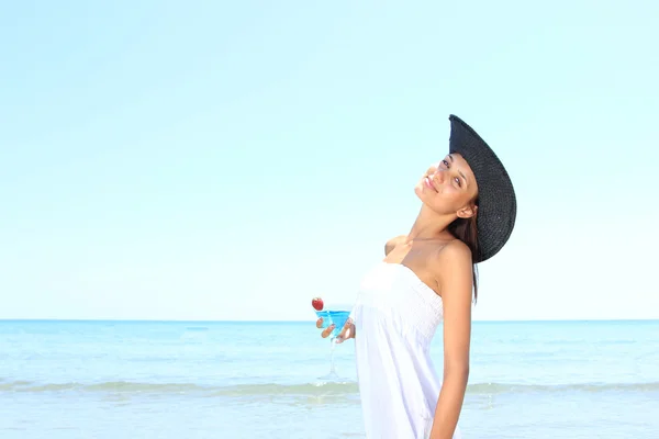 カクテルとビーチで若い女性 — ストック写真