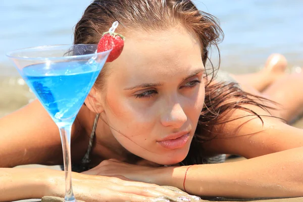 Giovane donna in spiaggia con cocktail — Foto Stock