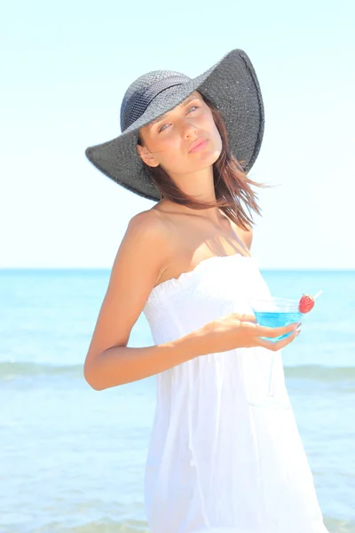 Jonge vrouw op het strand — Stockfoto