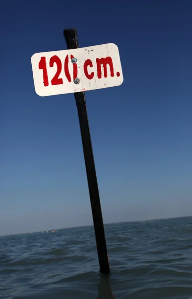 120 cm de texto na placa de aviso branco na água — Fotografia de Stock