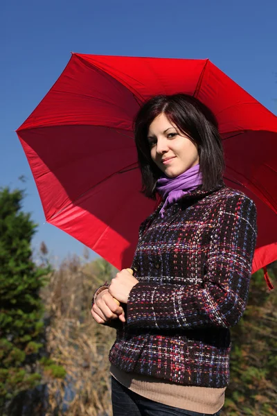 Młoda kobieta czerwony parasol — Zdjęcie stockowe