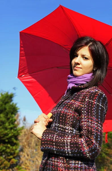 Jonge vrouw rode paraplu — Stockfoto