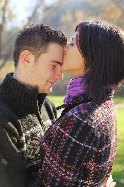 年轻夫妇接吻 — 图库照片