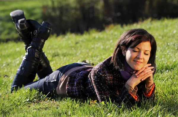 Молодая женщина расслабляется — стоковое фото