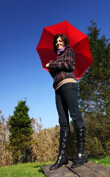 Νεαρή γυναίκα με κόκκινη ομπρέλα — Φωτογραφία Αρχείου