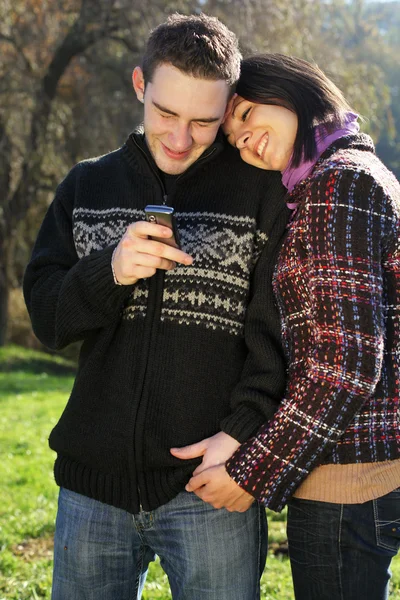 Portrét mladého páru s mobilním telefonem — Stock fotografie