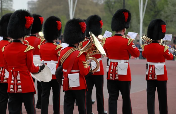 Queens vakter marscherar och spelar musik — Stockfoto