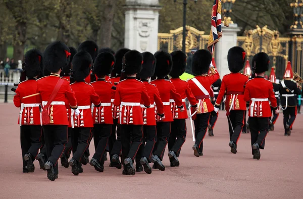 Queens guards marching and playing music — Stock Photo, Image