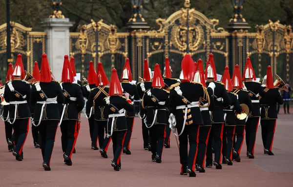 Queens guards marching and playing music — Stock Photo, Image