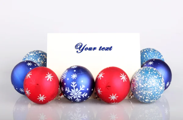 Kerstmis decoratie ballen en groeten kaart — Stockfoto