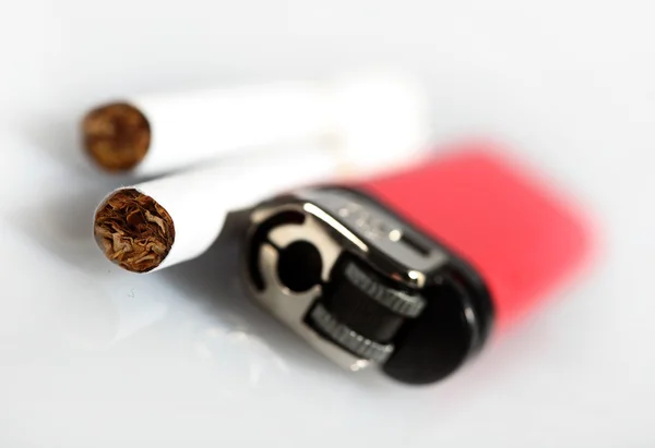 Zigaretten und Feuerzeug — Stockfoto