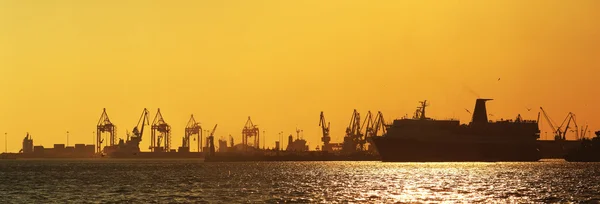 Sílhueta do porto ao pôr do sol — Fotografia de Stock