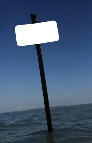 水に白い空白掲示板 — ストック写真
