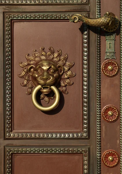 Deurklink en de deur knocker met leeuw hoofd — Stockfoto