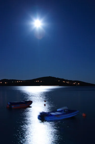 Лодки при лунном свете — стоковое фото