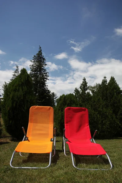 Два лежака на открытом воздухе — стоковое фото