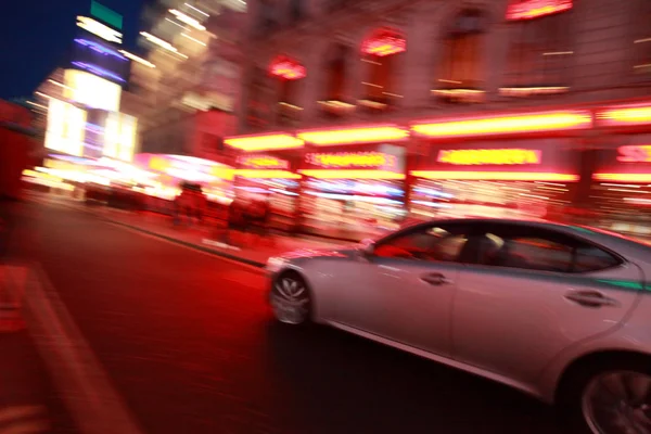 รถสีเงินบนถนนในลอนดอน — ภาพถ่ายสต็อก