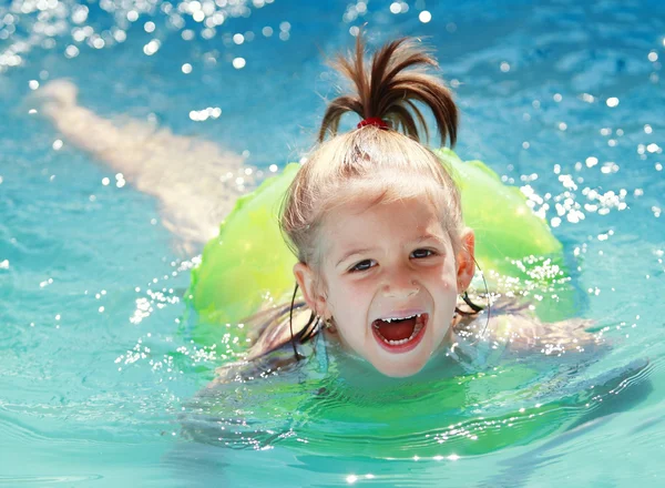 Kind zwemmen in zwembad — Stockfoto