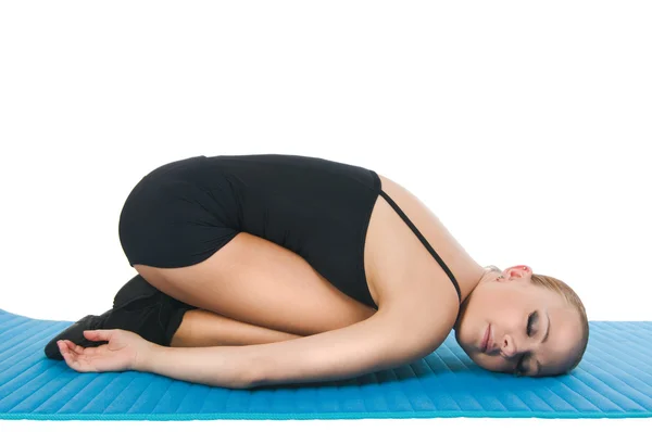 Rote Frau praktiziert Yoga — Stockfoto