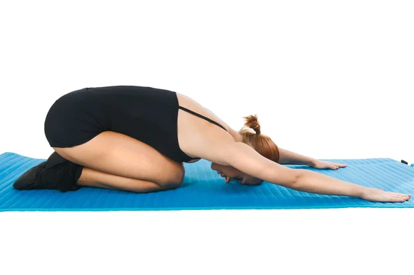 Rood vrouw praktizerende yoga — Stockfoto