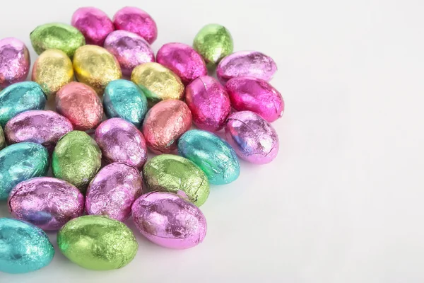 Colorefd ovos de Páscoa sobre branco — Fotografia de Stock