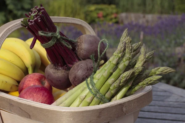 Mazzo misto di ortaggi e frutta prodotti in cesto all'aperto — Foto Stock