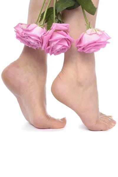 Γυναικεία πόδια με λουλούδια που απομονώνονται σε λευκό φόντο — Φωτογραφία Αρχείου