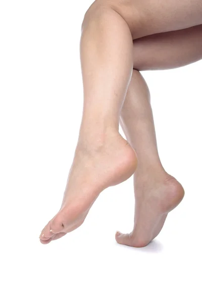 Žena nohy izolovaných na bílém pozadí — Stock fotografie