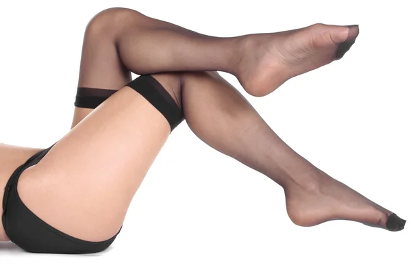 Женщина ноги с черными колготками на белом фоне — стоковое фото