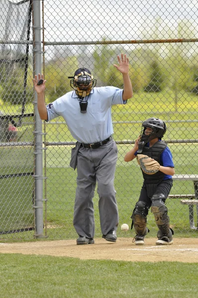 Little league baseball catcher en ump — Stockfoto