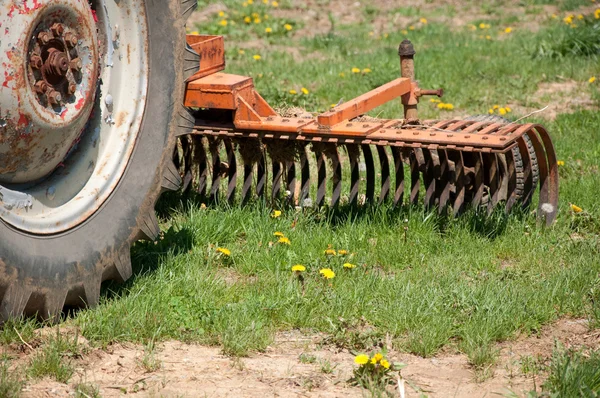 Vecchio aratro trattore fattoria — Foto Stock