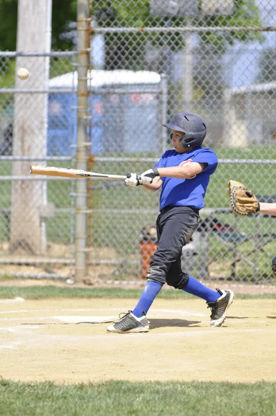 Batteur de baseball de la petite ligue — Photo