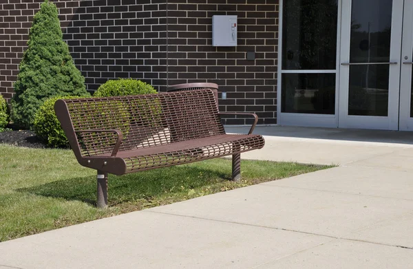 Empty bench by a building — Stock Photo, Image