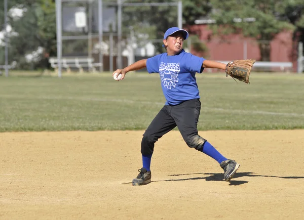 Бейсбольный питчер младшей лиги — стоковое фото