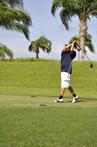 Preteen golfing — Stock Photo, Image