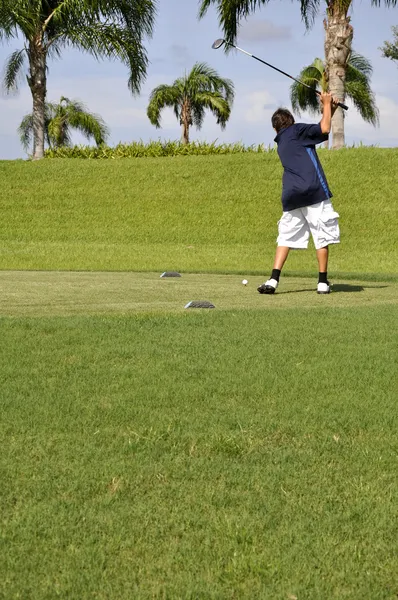 Preteen boy gry w golfa — Zdjęcie stockowe