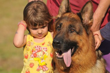 mutlu Kız köpekle