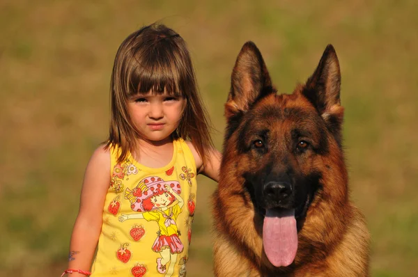Kleines glückliches Mädchen mit Hund — Stockfoto