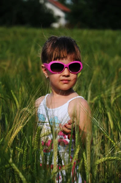 Menina no prado — Fotografia de Stock