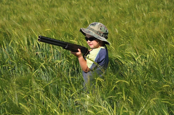 Bir av tüfeği ile çocuk — Stok fotoğraf