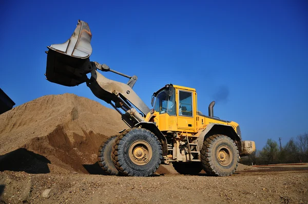 Excavatrice jaune sur le chantier — Photo