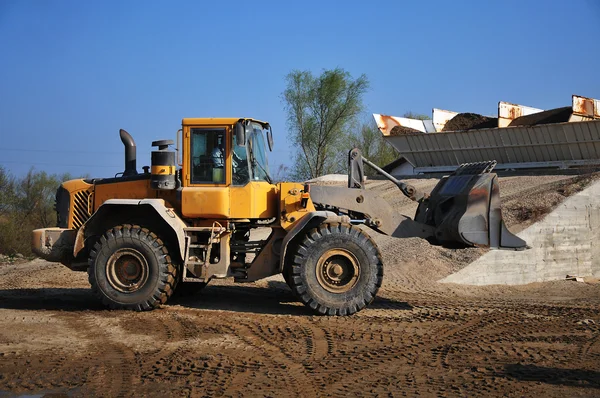 Excavadora amarilla en el sitio de construcción — Foto de Stock