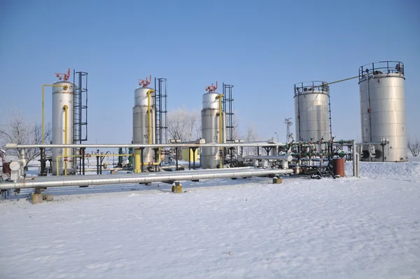Raffinaderij in de winter landschap — Stockfoto