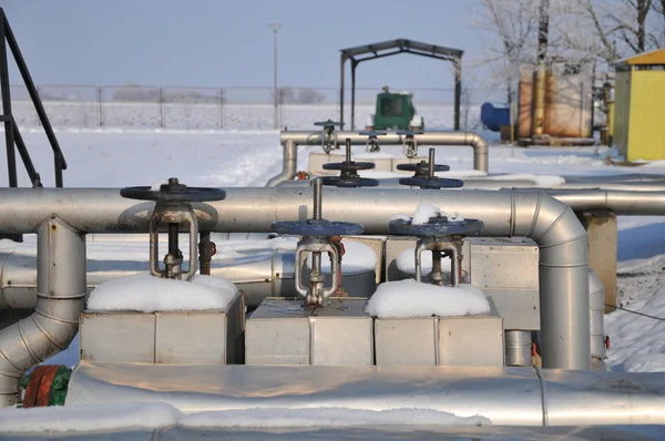 Raffinaderij in de winter landschap — Stockfoto