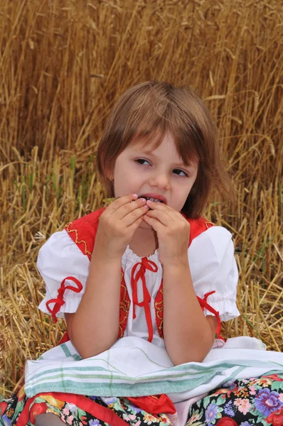 Belle petite fille dans le costume national hongrois — Photo