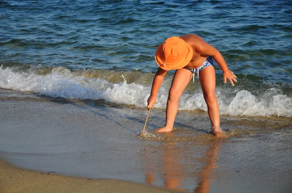 Chłopak na plaży linii na piasku — Zdjęcie stockowe