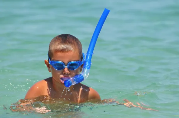 Chlapec na pláži s potápěčskou maskou — Stock fotografie