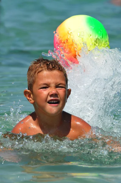 ボールで遊んで浜辺の少年 — ストック写真