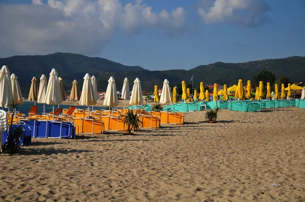 Colorfull stolar på tropisk strand — Stockfoto