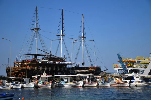 Barca cu pânze în port — Fotografie, imagine de stoc